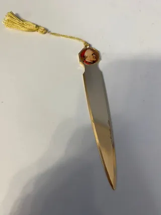 Antico tagliacarte con figura papale