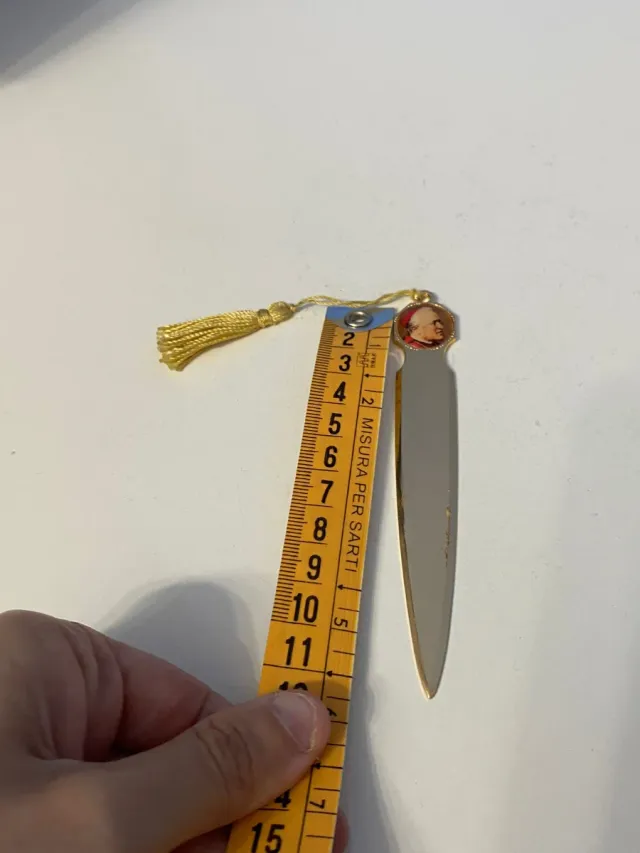 Antico tagliacarte con figura papale