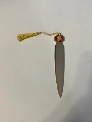 Antico tagliacarte con figura papale