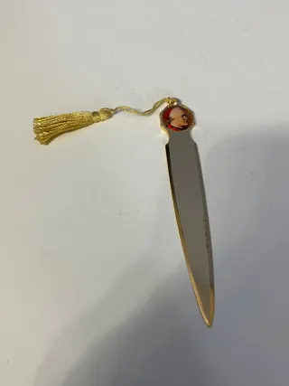 Antico tagliacarte con figura papale