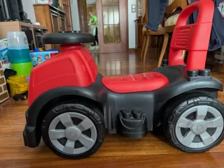 Camión correpasillos rojo y negro