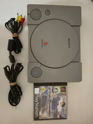 Playstation 1 + juego skate.