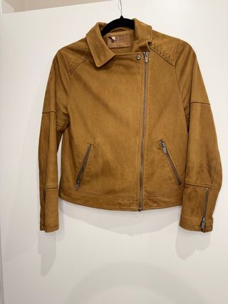 Chaqueta marrón estilo motero