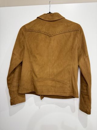 Chaqueta marrón estilo motero