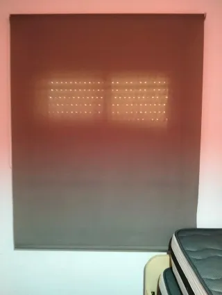 Estor enrollable gris para ventana