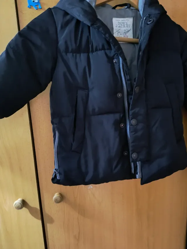 Chaqueta acolchada negra con capucha