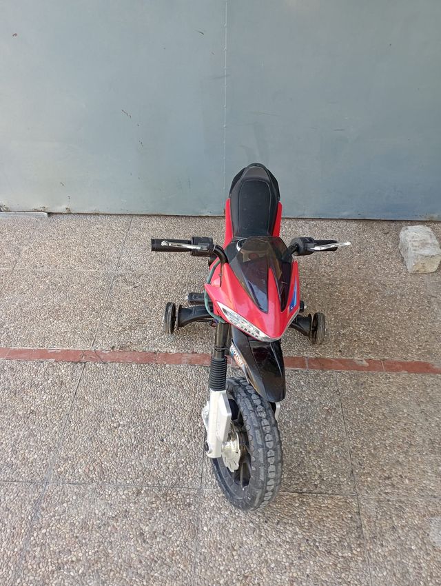 Moto a batería infantil roja y negra