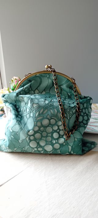 Bolso de mano con cadena y estampado floral