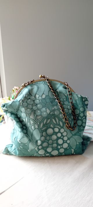 Bolso de mano con cadena y estampado floral