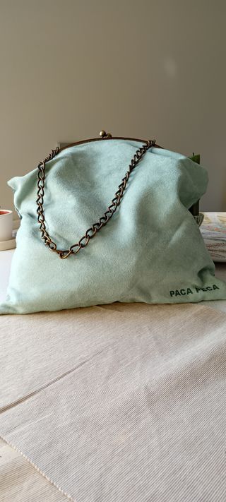 Bolso de mano con cadena y estampado floral