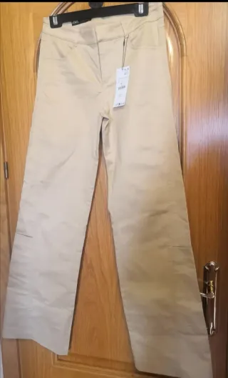 Pantalón recto Zara beige bolsillos