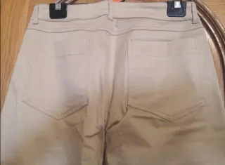 Pantalón recto Zara beige bolsillos