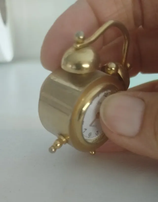 Reloj despertador miniatura dorado
