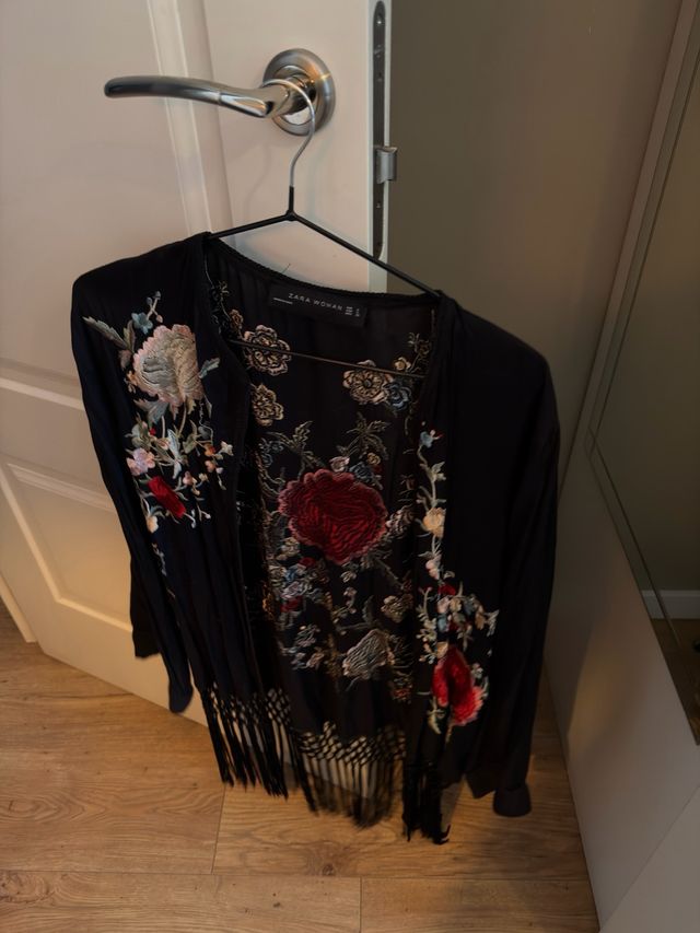 Kimono Zara Flores Bordadas Flecos Talla M