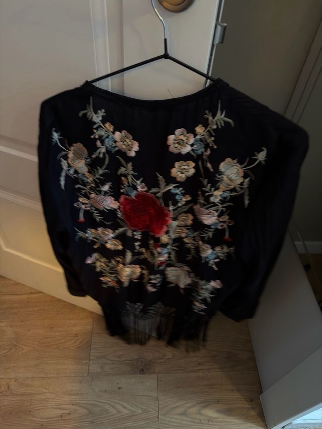 Kimono Zara Flores Bordadas Flecos Talla M