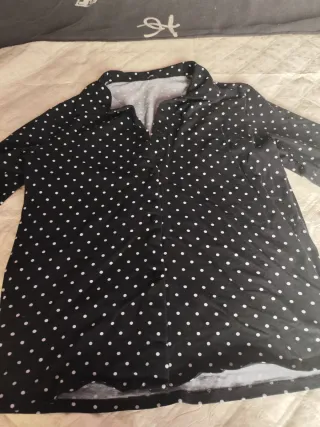 Camisa de Tezenis con topos blancos .