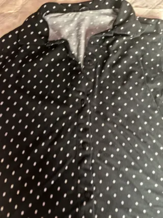 Camisa de Tezenis con topos blancos .