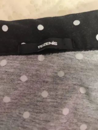 Camisa de Tezenis con topos blancos .