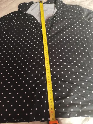 Camisa de Tezenis con topos blancos .