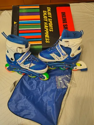 Patines en línea azules y blancos