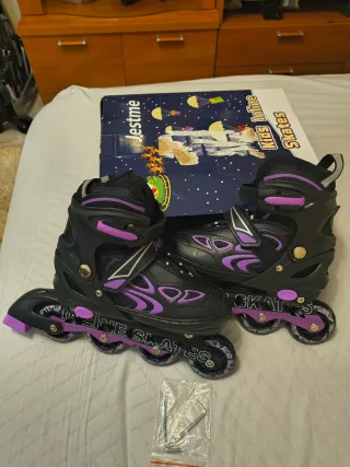 Patines en línea azules y blancos