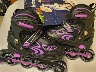 Patines en línea azules y blancos