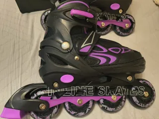 Patines en línea azules y blancos