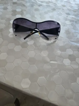 Gafas de sol negras y grises