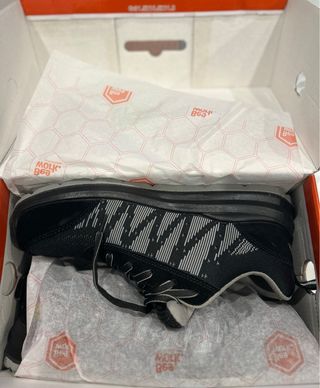 Calzado de seguridad negro y gris