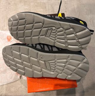 Calzado de seguridad negro y gris