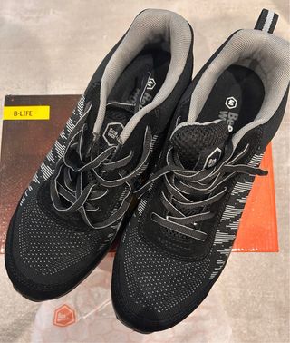 Calzado de seguridad negro y gris