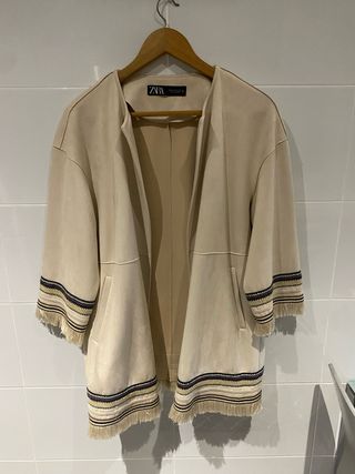 Chaqueta antelina beige con flecos de Zara