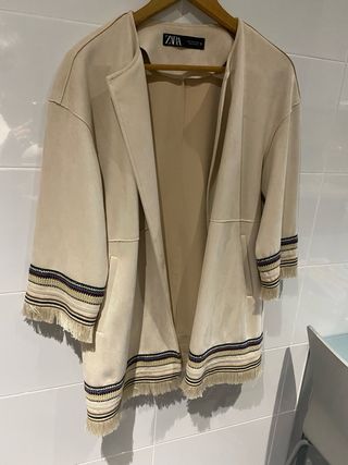 Chaqueta antelina beige con flecos de Zara