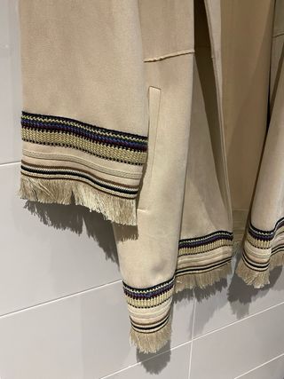 Chaqueta antelina beige con flecos de Zara
