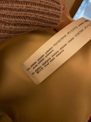 Chaqueta antelina beige con flecos de Zara