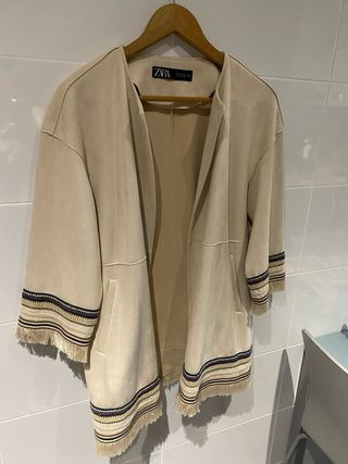 Chaqueta antelina beige con flecos de Zara