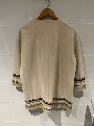 Chaqueta antelina beige con flecos de Zara