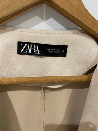 Chaqueta antelina beige con flecos de Zara