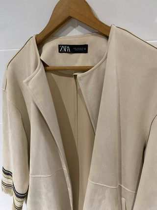 Chaqueta antelina beige con flecos de Zara