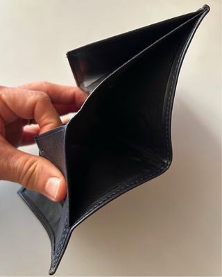 Cartera de piel negra