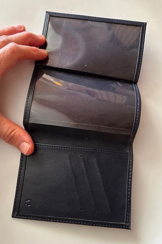 Cartera de piel negra