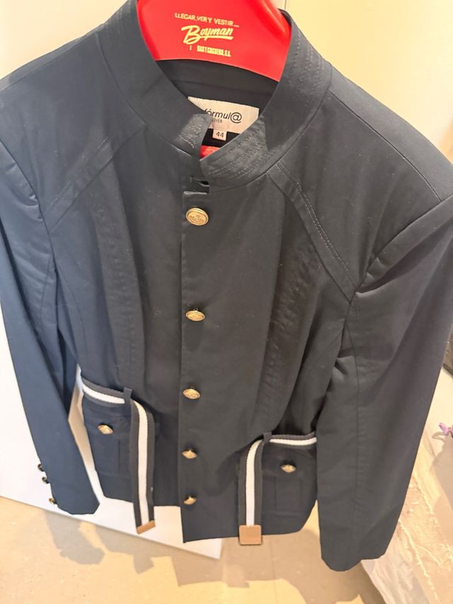 Americana Formul@ Negra con Detalles Dorados Talla