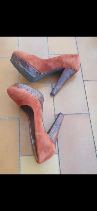 Scarpe décolleté rosse ruggine con tacco pitonato