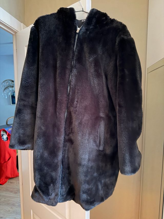 Abrigo pelo negro Zara