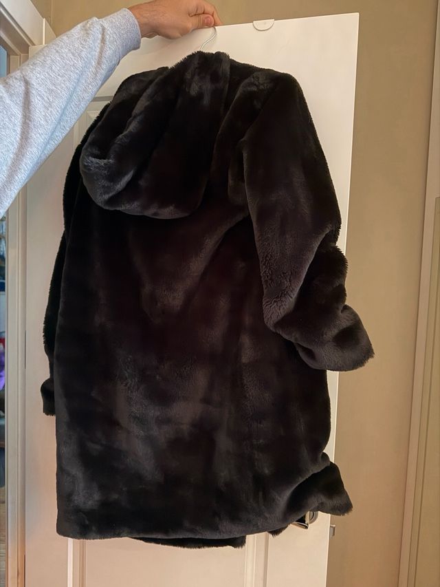 Abrigo pelo negro Zara
