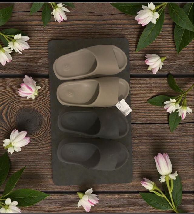 2 Pares Yeezy Slides Beige y Gris