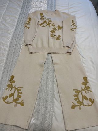 Conjunto jersey y pantalón bordado