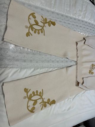 Conjunto jersey y pantalón bordado