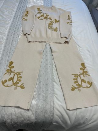 Conjunto jersey y pantalón bordado