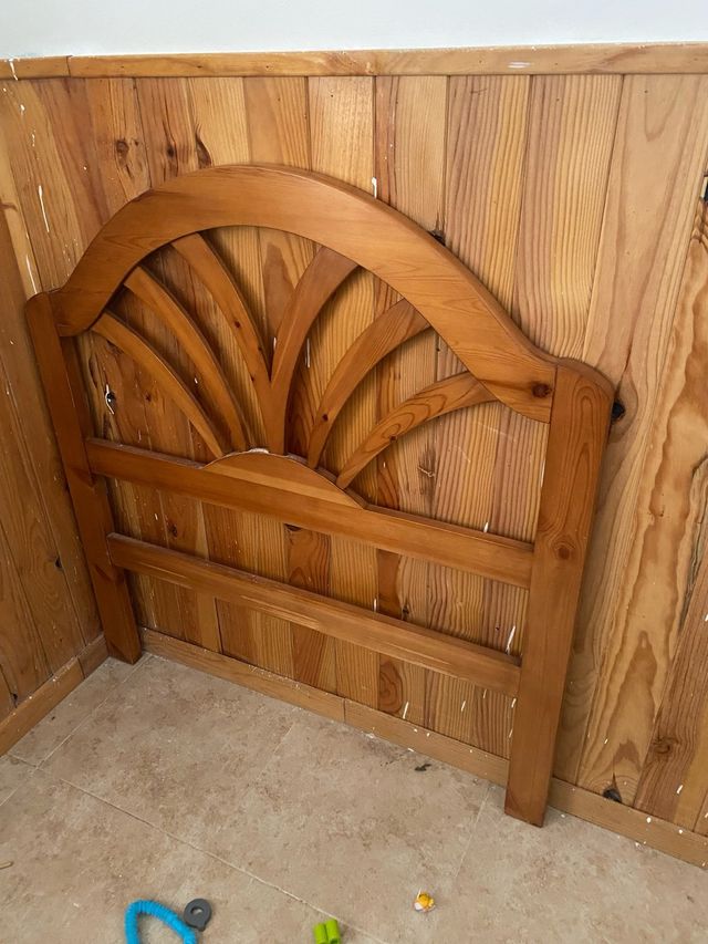 Cabecero de cama de madera pequeña mide 1m aproxim